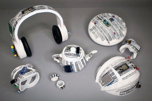 曲线板直接集成到智能手表、头盔、耳机等实物表面。