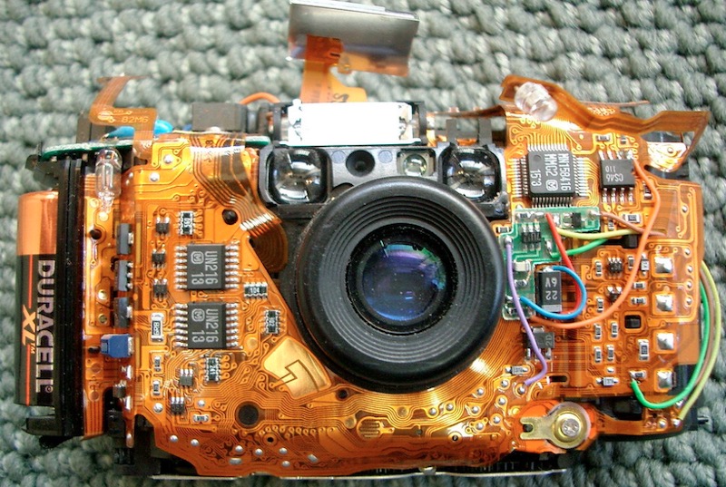 奥林巴斯手写笔相机显示灵活的PCB组装。