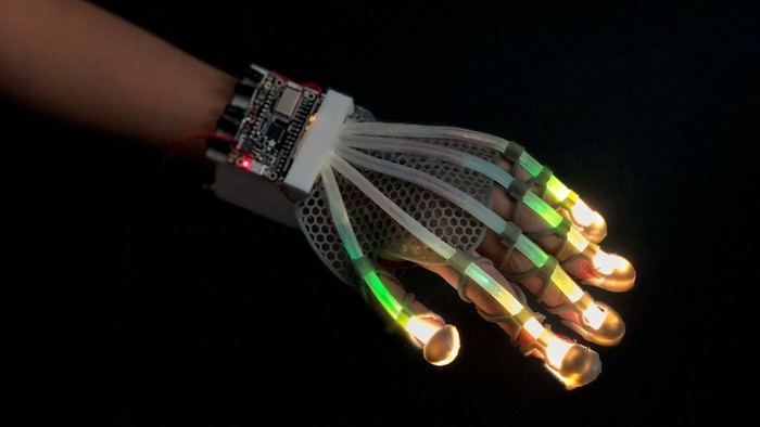 一个使用光纤传感器的假手套的图像。